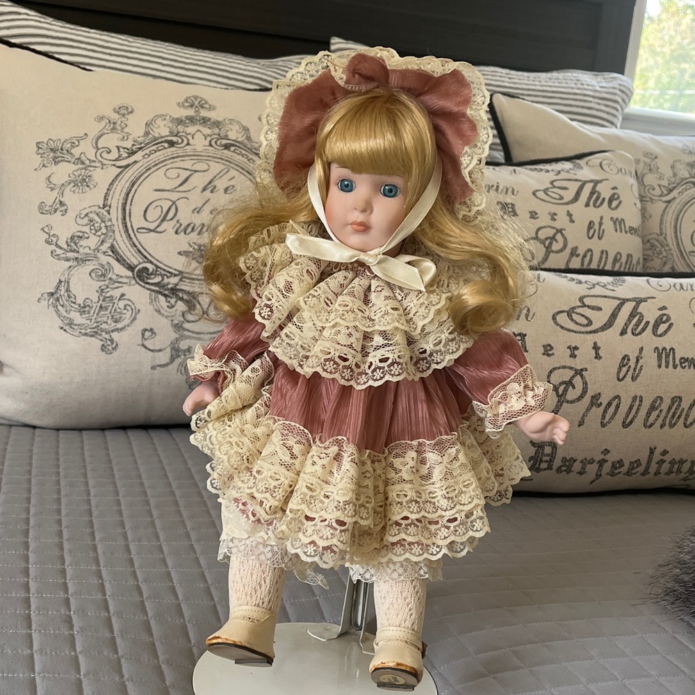 Seymour Manns Vintage Doll with Lace Dress plays “it’s a small world “